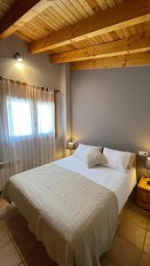Postel nebo postele na pokoji v ubytování Apartaments Cal Borda + 37 fotografií