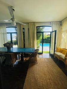 Bazén v ubytování Villa con vista lago e piscina nebo v jeho okolí