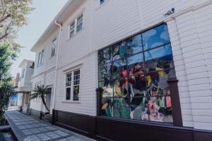 a large window on the side of a building at Hotel Dunn Inn in San José