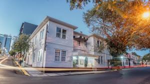 uma casa ao lado de uma rua da cidade em Hotel Dunn Inn em San José