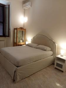 Rúm í herbergi á WHOLE HOLIDAY HOME APARTMENT FANTASTIC CIVITAVECCHIA da Pamino & Priscilla con due Camere letto!