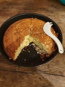 un trozo de pastel en una sartén con una cuchara blanca en Oharas en Mansigné