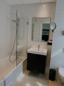 Bathroom sa Hotel Le Parisien