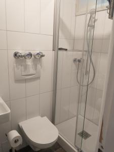 Kylpyhuone majoituspaikassa Appartement Anna mit Innenpoolnutzung
