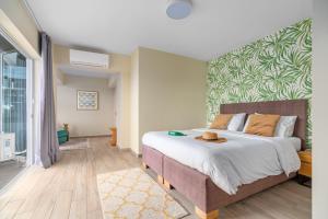 een slaapkamer met een groot bed en een groot raam bij Maison 66, Riviera Hotels in Athene