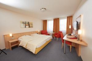 Ein Bett oder Betten in einem Zimmer der Unterkunft Hotel Filderland - Stuttgart Messe - Airport - Self Check-In