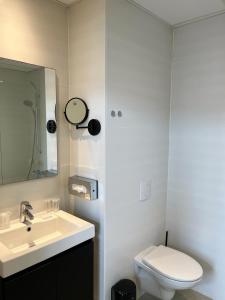 Bathroom sa Hotel Le Parisien
