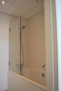 Bathroom sa Hotel Le Parisien