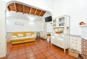 een woonkamer met een bank en een tafel bij CASA DA ALDEIA II in Alcaria Ruiva