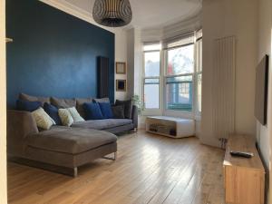 Ruang duduk di The Clock Tower Apartment - Spacious, Modern, 2 bed Apartment , Southsea with Free parking - sleeps 4