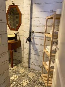 łazienka z drewnianą półką i lustrem w obiekcie Sığacık Poseidon Boutique Hotel w mieście Seferihisar