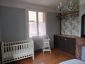 Ένα ή περισσότερα κρεβάτια σε δωμάτιο στο Maison de Charme en Normandie