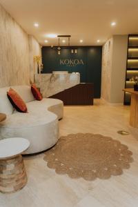 庫斯科的住宿－Kokoa Hotel Cusco，客厅配有沙发和桌子