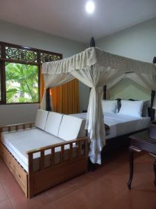 Tempat tidur dalam kamar di Bali North Beach B&B