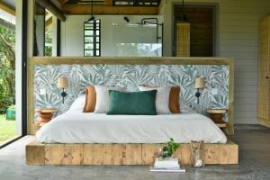Кровать или кровати в номере ChamGaia off-grid eco-villa