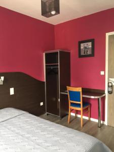 Postel nebo postele na pokoji v ubytování Hôtel Au Val De Saône Free Parking