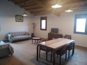 - un salon avec une table et un canapé dans l'établissement LES ROVILES, à Sant Pere de Torelló