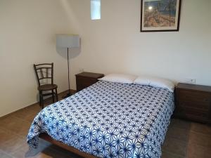 Sant Pere de TorellóにあるLES ROVILESのベッドルーム1室(ベッド1台、テーブル、椅子付)