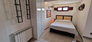 En eller flere senge i et værelse på SEA-VIEW TERRACE & BIKES Moon Ortigia Holiday Home