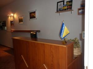 un podium en bois avec un drapeau en haut dans l'établissement Kingdom Rooms Visoko, à Visoko