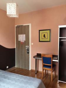 Postel nebo postele na pokoji v ubytování Hôtel Au Val De Saône Free Parking