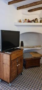 En TV eller et underholdningssystem på Romantic sunset cycladic house in Sotires
