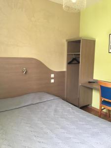 Postel nebo postele na pokoji v ubytování Hôtel Au Val De Saône Free Parking