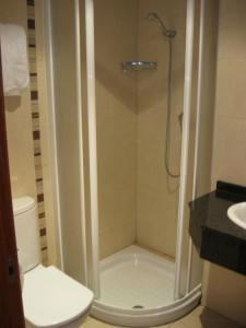 y baño con ducha, aseo y lavamanos. en Hotel Avenida El Morell, en El Morell