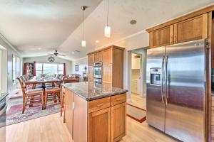 uma cozinha com uma mesa e um frigorífico de aço inoxidável em Scenic Mancos Hideaway Less Than 3 Mi to Mesa Verde! em Mancos
