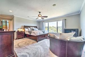 - une chambre avec un lit et un ventilateur de plafond dans l'établissement Scenic Mancos Hideaway Less Than 3 Mi to Mesa Verde!, à Mancos