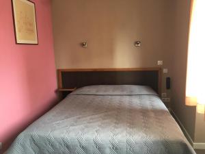 Postel nebo postele na pokoji v ubytování Hôtel Au Val De Saône Free Parking