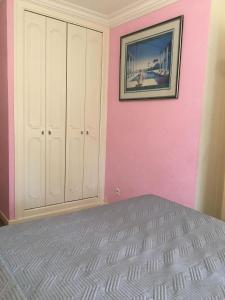 Postel nebo postele na pokoji v ubytování Hôtel Au Val De Saône Free Parking