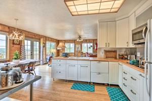 een open keuken met witte kasten en een eetkamer bij 4 Mi to Rocky Moutain Natl Park Grand Lake Home! in Grand Lake