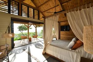 Balkón alebo terasa v ubytovaní ChamGaia off-grid eco-villa