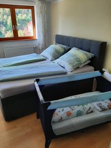 Кровать или кровати в номере Ferienwohnung Am Wald