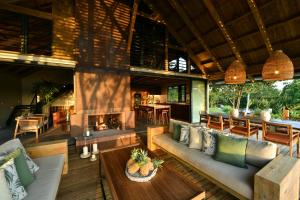 Posedenie v ubytovaní ChamGaia off-grid eco-villa