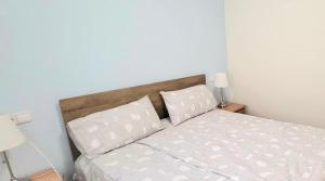 ein Schlafzimmer mit einem Bett mit zwei Kissen in der Unterkunft Apartamento soleado 1 in Lloret de Mar