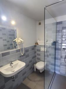 uma casa de banho com um lavatório, um WC e um chuveiro em Hotel Sissy Residence em Budapeste