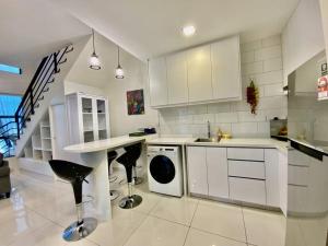 Virtuvė arba virtuvėlė apgyvendinimo įstaigoje Duplex Corner Unit Arte Mont Kiara 2BR