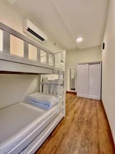 Bunk bed o mga bunk bed sa kuwarto sa Duplex Corner Unit Arte Mont Kiara 2BR