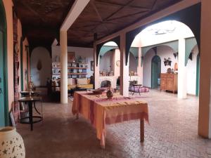 duży pokój ze stołem w środku w obiekcie Riad Douar Des Oliviers w mieście El Arba