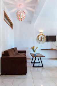 uma sala de estar com um sofá e uma mesa em Deluxe Suites em Chania Town