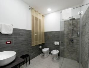 ein Badezimmer mit Waschbecken, Toilette und Dusche in der Unterkunft B&B Kòre in Castellammare del Golfo + 64 Fotos