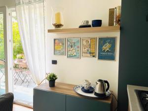 Příslušenství pro přípravu čaje a kávy v ubytování MY HUMBLE HOUSE -Appartamento in villa con vista lago