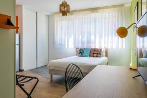 a small room with a bed and a window at Kabane Montpellier in Lattes