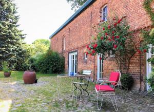 a table and chairs in front of a brick building at Zur Alten Tabakscheune in Buchholz