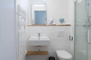 ラットにあるKabane Montpellierのバスルーム(洗面台、トイレ、鏡付)