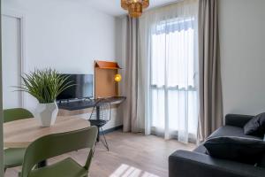 TV a/nebo společenská místnost v ubytování Kabane Montpellier