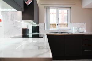 Kuchyň nebo kuchyňský kout v ubytování Bayview Apartments + 105 fotografií