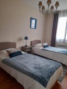 Ένα ή περισσότερα κρεβάτια σε δωμάτιο στο Appt cosy 65 m2 coeur de ville à 150 m de la plage
